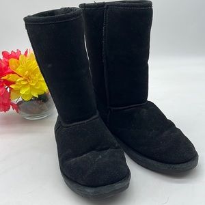 Bearpaw Black Suede Warm Winter Boot with Shearling lining Size 9. WRB2666C